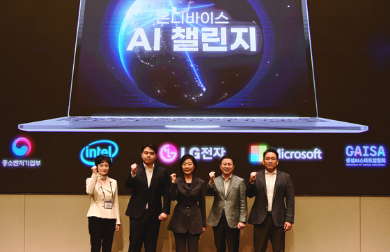 From left, Intel Korea President Kwon Myung-sook, Lee Se-young, head of the Generative AI Startup Association, Minister of SMEs and Startups Oh Young-joo, Jang Ik-hwan, executive vice president at LG Electronics and Microsoft Korea President Willy Cho pose for a photo at the inaugural ceremony of an "on-device AI challenge" program at a hotel in southern Seoul on Thursday. [LG ELECTRONICS]