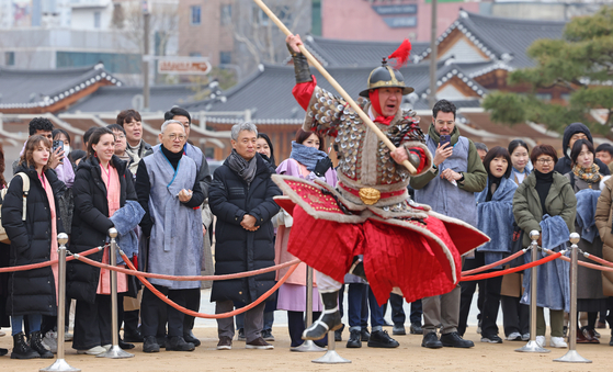 A performance is put on portraying ancient Korea's soldiers, at Hwaseong Haenggung last month. [MINISTRY OF CULTURE, SPORTS AND TOURISM]