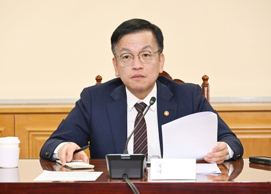 Finance Minister Choi Sang-mok chairs a meeting in central Seoul on Thursday following the U.S. Fed’s decision to maintain the federal funds rate steady in a range of 5.25 percent to 5.5 percent. [NEWS1]