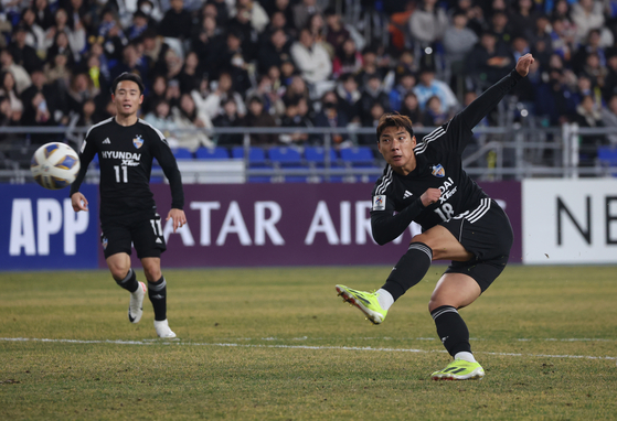 Ulsan HD's Joo Min-kyu, right, shoots during a 2023-24 AFC Champions League match against Ventforet Kofu at Ulsan Munsu Football Stadium in Ulsan on Feb. 15. [YONHAP] 