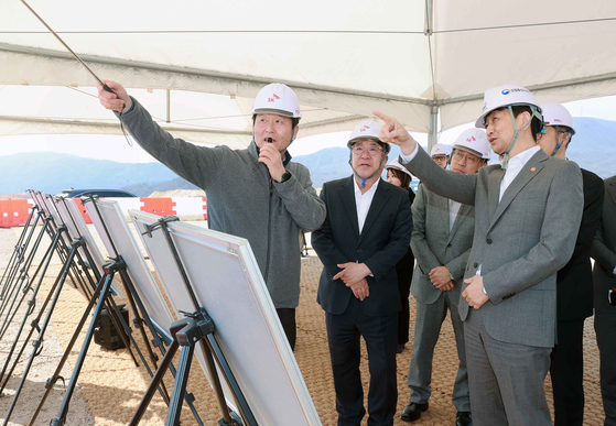 Industry Minister Ahn Duk-geun, far right, gets briefed on SK hynix' chip cluster project in Yongin, Gyeonggi, on Thursday. [YONHAP]