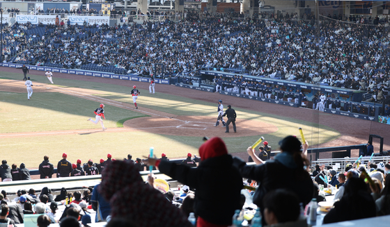 Crowds watch a spring training exhibition game between the NC Dinos and Lotte Giants at Changwon NC Park in Changwon, South Gyeongsang on March 10.  [YONHAP]