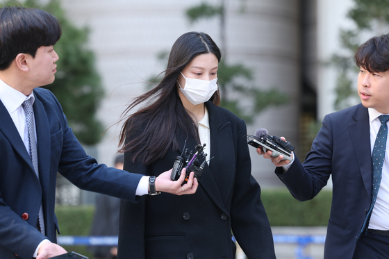 Cho Min, daughter of former Justice Minister and leader of Korea Innovation Party Cho Kuk, leaves Seoul Central District Court after a trial on Friday. [YONHAP]
