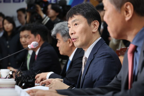 Financial Supervisory Service Gov. Lee Bok-hyun speaks in a meeting with heads of finance and construction companies in western Seoul on Thursday. [YONHAP]