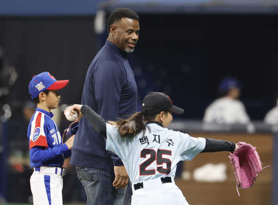 Ken Griffey Jr., center, helps two Korean little league players throw out the ceremonial first pitch before Game 2 of the Seoul Series at Gocheok Sky Dome in western Seoul on Thursday.  [NEWS1]