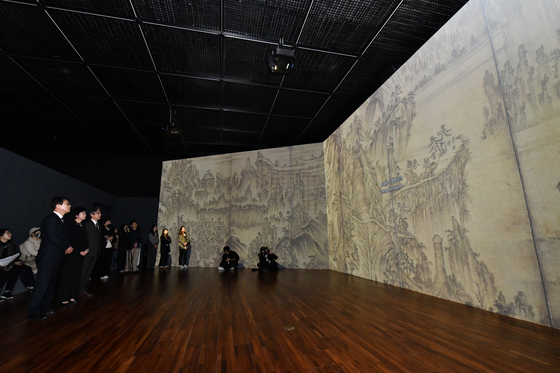 Visitors to the "Into the Seven Jeweled Mountain: An Immersive Experience" look at the exhibit on March 15 at the National Palace Museum of Korea in central Seoul. [CULTURAL HERITAGE ADMINISTRATION] 