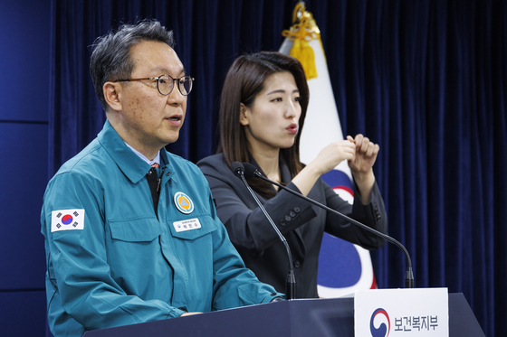 Second Vice Health Minister Park Min-soo, left, speaks during a briefing for a Central Disaster and Safety Countermeasure Headquarters meeting at the governmental complex in central Seoul on Friday. [YONHAP]
