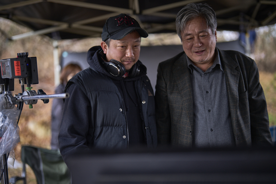 A behind-the-scenes image from ″Exhuma,″ with director Jang Jae-hyun, left, and actor Choi Min-sik [SHOWBOX]