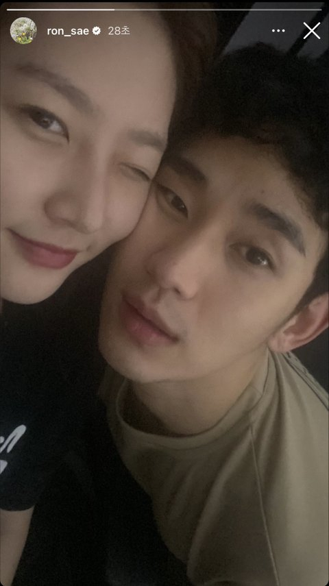 A picture uploaded by actor Kim Sae-ron, left, with actor Kim Soo-hyun on Sunday morning on Instagram [SCREEN CAPTURE]