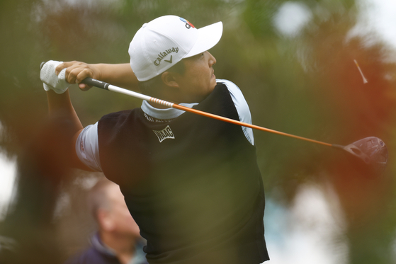 Lee Kyoung-hoon plays his shot from the ninth tee during the second round of the Valspar Championship at Copperhead Course at Innisbrook Resort and Golf Club in Palm Harbor, Florida on Friday. [GETTY IMAGES]
