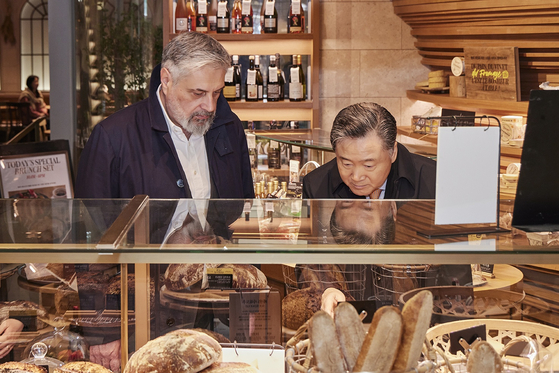 SPC Group Chairman Hur Young-in, right, and Pascucci CEO Mario Pascucci browse around SPC Group's major bakery outlets in Seoul on Sunday. [SPC GROUP]