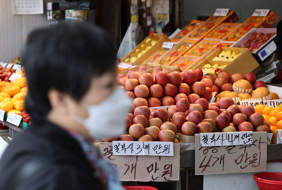 Apples and seasonal fruits are on display at Gyeongdong Market in Seoul on Sunday. Retail prices for fruits, including apples, have inched down by more than 10 percent as of March 22 compared to a week before under the Korean government's effort to drive down their prices. [YONHAP]