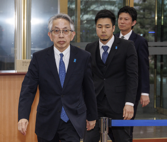 Koichi Aiboshi, Japanese ambassador to Korea, enters the Foreign Ministry building in Jongno District, central Seoul, on Friday. [YONHAP]