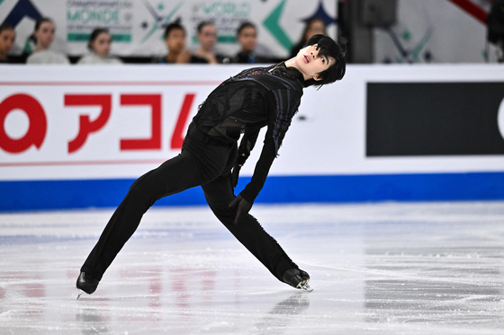Korea's Cha Jun-hwan competes in the men's free program during the ISU World Figure Skating Championships at the Bell Centre in Montreal, Canada on Saturday. Cha finished in 10th place overall with a combined 249.65 points. Ilia Malinin of the United States finished first, with Yuma Kagiyama of Japan taking silver and Adam Siao Him Fa of France taking bronze.  [AFP/YONHAP]