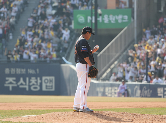 Hanwha Eagles starter Ryu Hyun-jin reacts after allowing a hit in the fourth inning of a game against the LG Twins at Jamsil Baseball Stadium in southern Seoul on Saturday.  [YONHAP]