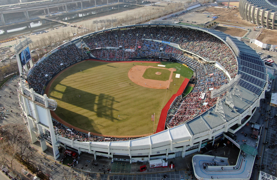 A sell-out crowd packs into Jamsil Baseball Stadium in southern Seoul to watch the LG Twins host the Hanwha Eagles on Opening Day of the 2024 KBO season on Saturday.  [NEWS1]