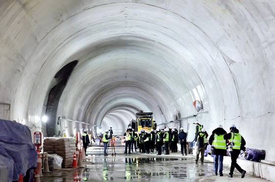 The GTX-A construction site at Seoul Station in central Seoul is unveiled to the press on Jan. 25. [NEWS1]