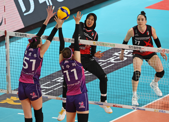 Daejeon Jung Kwan Jang Red Sparks' Megawati Hangestri Pertiwi, second from right, attacks during a 2023-24 V League playoff game against the Heungkuk Life Insurance Pink Spiders at Chungmu Gymnasium in Daejeon on Sunday. [YONHAP]
