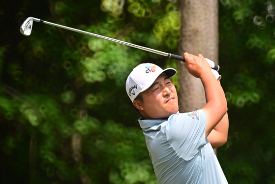 Lee Kyoung-hoon plays his shot from the third tee during the final round of the Valspar Championship at Copperhead Course at Innisbrook Resort and Golf Club in Palm Harbor, Florida on Sunday. [AFP/YONHAP]