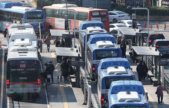 Commuters take buses from Seoul Station Bus Transfer Center in downtown Seoul on Feb. 26. [YONHAP] 