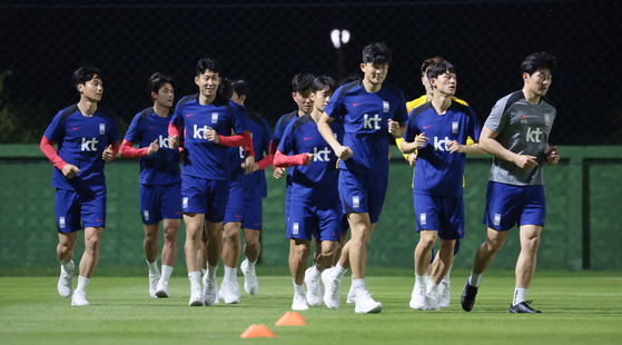 The Korean national team trains at Windmill Football Club in Bangkok, Thailand on Saturday. [YONHAP] 