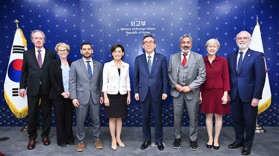 Foreign Minister Cho Tae-yul, fourth from right, poses for a photo with a bipartisan delegation of the U.S. Congressional Study Group on Korea, including Rep. Young Kim, fourth from left, and Rep. Ami Bera, third from right, at the Foreign Ministry in central Seoul on Monday. [FOREIGN MINISTRY]
