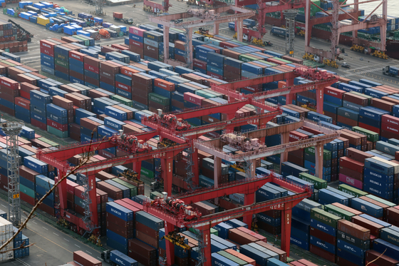 Containers are piled up at Busan port on March 1. [YONHAP]
