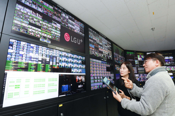 LG Uplus officials monitor a broadcasting relay line control system displayed on electronic boards at the telecommunication service provider's office building in Anyang, Gyeonggi. [LG UPLUS] 