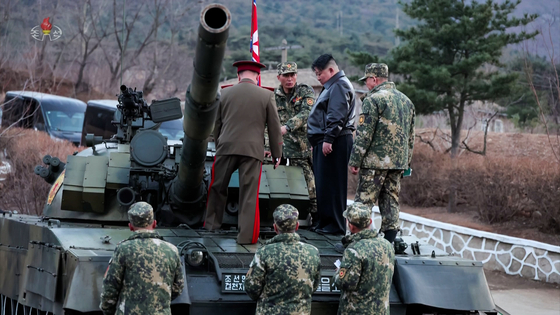 In this footage released by Pyongyang's state-controlled Korean Central Television on Monday, North Korean leader Kim Jong-un inspects a tank during a visit to the Seoul Ryu Kyong Su Guards' 105th Tank Division and the First Tank Armored Infantry Regiment the previous day. [YONHAP]
