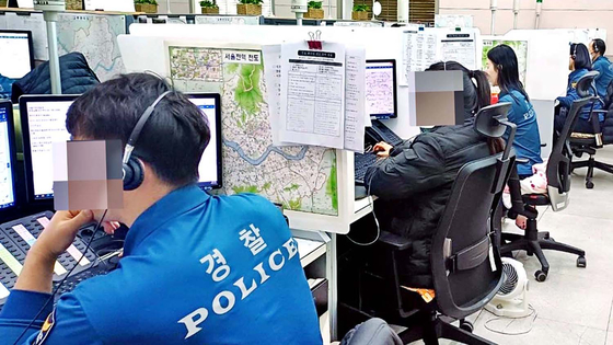 Employees receive 122 calls at the 112 situation room in Seoul Metropolitan Police Agency in Jongno District, central Seoul, on Dec. 21, 2023. [OH SAM-GWON]