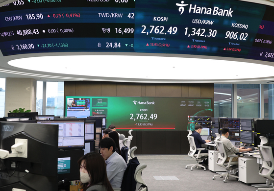 Screens in Hana Bank's trading room in central Seoul show the stock market price as it opens on Monday. [YONHAP] 