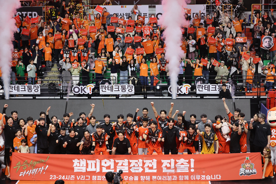 Ansan OK Financial Group Okman players celebrate winning the 2023-24 playoffs against Seoul Woori Card Woori Won and reaching the championship at Sangnoksu Gymnasium in Ansan, Gyeonggi on Monday. [YONHAP]