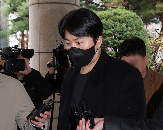Singer Eru, whose real name is Cho Sung-hyun, arrives at a court in Mapo District, western Seoul, for his appeals hearing on Tuesday. [YONHAP]