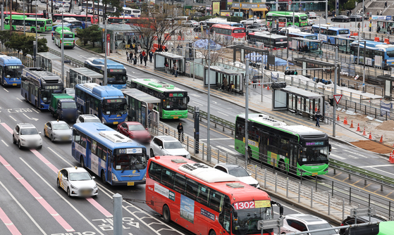 Buses pass near Seoul Station in downtown Seoul on Tuesday. [YONHAP] 