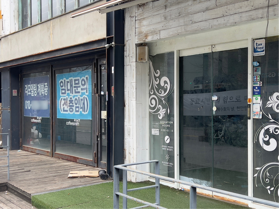 Stores in Sinchon are left unoccupied on March 25, with for-lease signs on windows. [LEE TAE-HEE]
