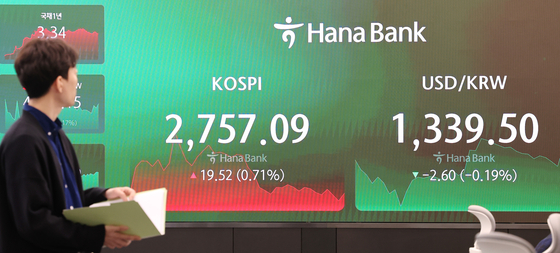 A screen in Hana Bank's trading room in central Seoul shows the Kospi closing at 2,757.09 points on Tuesday, up 0.71 percent, or 19.52 points, from the previous trading session. [YONHAP]