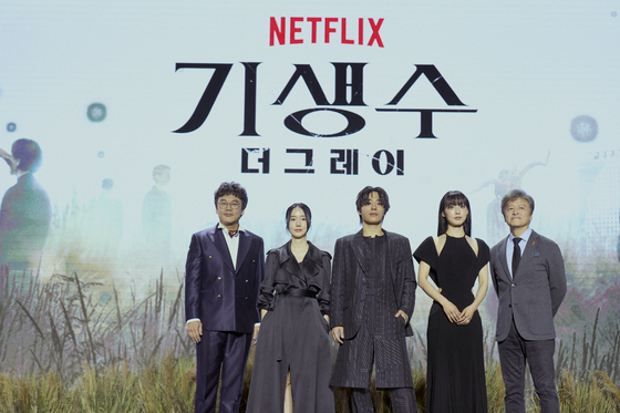 The stars of Netflix's ″Parasyte: The Grey″ pose for cameras during a press conference at the Seoul Dragon City in central Seoul on Tuesday. From left: Kim In-kwon, Lee Jung-hyun, Koo Kyo-hwan, Jeon So-nee and Kwon Hae-hyo [NETFLIX KOREA]