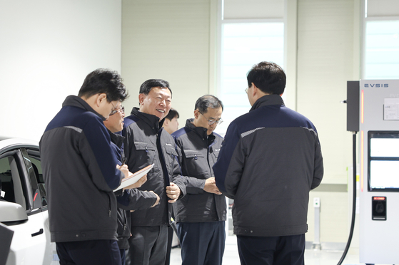 Lotte Chairman Shin Dong-bin, third from left, visits the Evsis Smart Factory in Cheongju, North Chungcheong, on Monday. The new Cheongju plant is set to expand production capacity to approximately 20,000 units annually and pave the way for global expansion. [LOTTE CORPORATION]