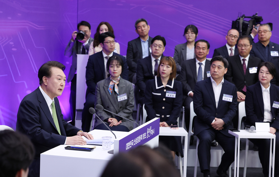 President Yoon Suk Yeol, left, speaks on building a semiconductor mega cluster during the 23rd public livelihood at Yongin City Hall in Gyeonggi on Monday. [JOINT PRESS CORPS]