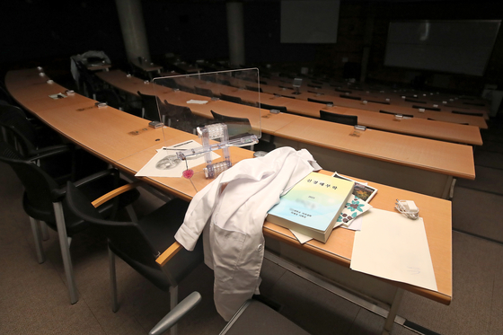 A lecture hall at a medical school in Daegu is empty on Wednesday after students took leaves of absence to protest against the governmental push to expand the admission quota. [NEWS1]