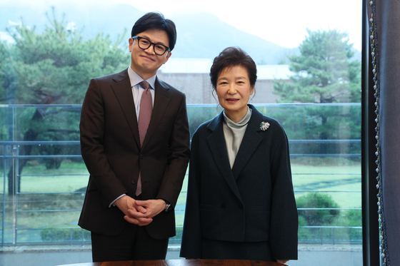 Han Dong-hoon, interim leader of the conservative People Power Party, poses for a photograph with former President Park Geun-hye, right, at her home in Daegu on Tuesday. [PEOPLE POWER PARTY]