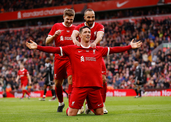 Liverpool legend Fernando Torres, front, celebrates scoring against Ajax Legends at Anfield in Liverpool, England on Saturday. [REUTERS/YONHAP]