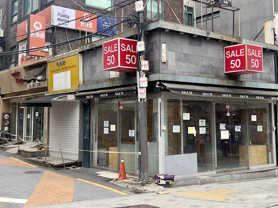 Stores near Ewha Womans University are left vacant on March 25. [LEE TAE-HEE]