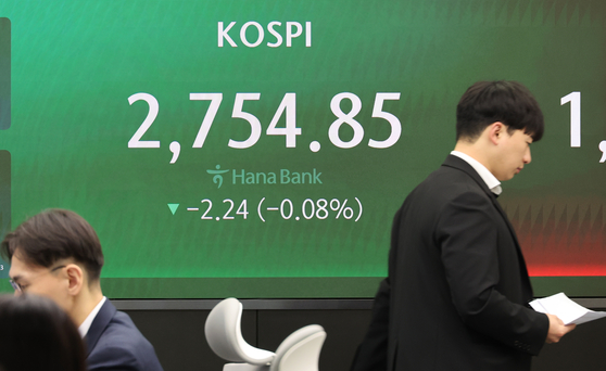 A screen in Hana Bank's trading room in central Seoul shows the stock market price as it opens on Wednesday. [YONHAP]