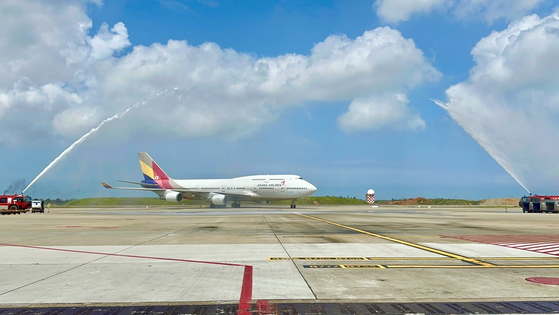 Asiana Airlines' B747 passenger aircraft receives a special water salute to commemorate its final flight at Taoyuan International Airport in Taipei, Taiwan, on Monday. [ASIANA AIRLINES]