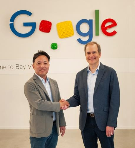 This photo provided by NCSoft shows NCSoft Corp. CEO Kim Taek-jin, left, and Mark Lohmeyer, vice president of compute and artificial intelligence and machine learning infrastructure at Google Cloud. [YONHAP]