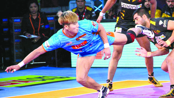 Lee Jang-kun blocks his opponent's attack during a Pro Kabaddi League game in India. [PRO KABADDI LEAGUE]