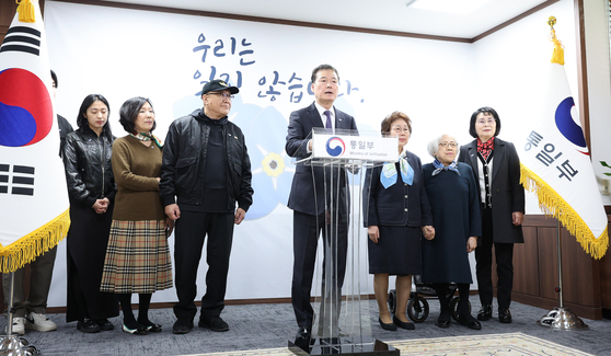 Unification Minister Kim Yung-ho speaks in a meeting with civic groups and family members of people abducted and detained by North Korea and related civic groups at the government complex in central Seoul Wednesday. [NEWS1]