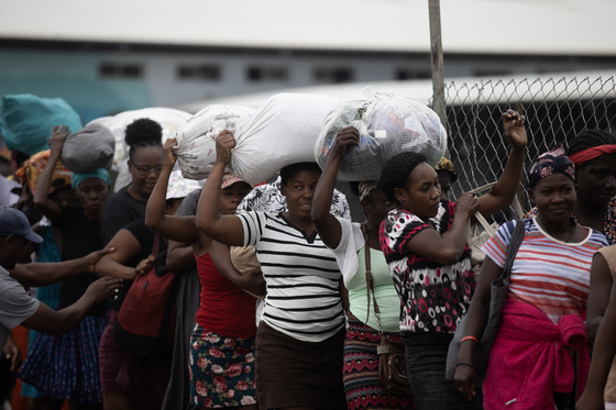 Haitians wait to cross the border to stock up on products, mainly food, at the Binational Market in Dajabon, Dominican Republic, on Sunday. [EPA/YONHAP]