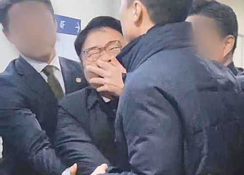 A photo shared by Lim Hyun-taek, president-elect at the Korea Medical Association, shows Lim being restrained by bodyguards at a presidential event last month in Gyeonggi. [SCREEN CAPTURE] 